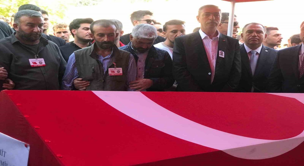 Şehit polis memleketi Şanlıurfada gözyaşları arasında defnedildi
