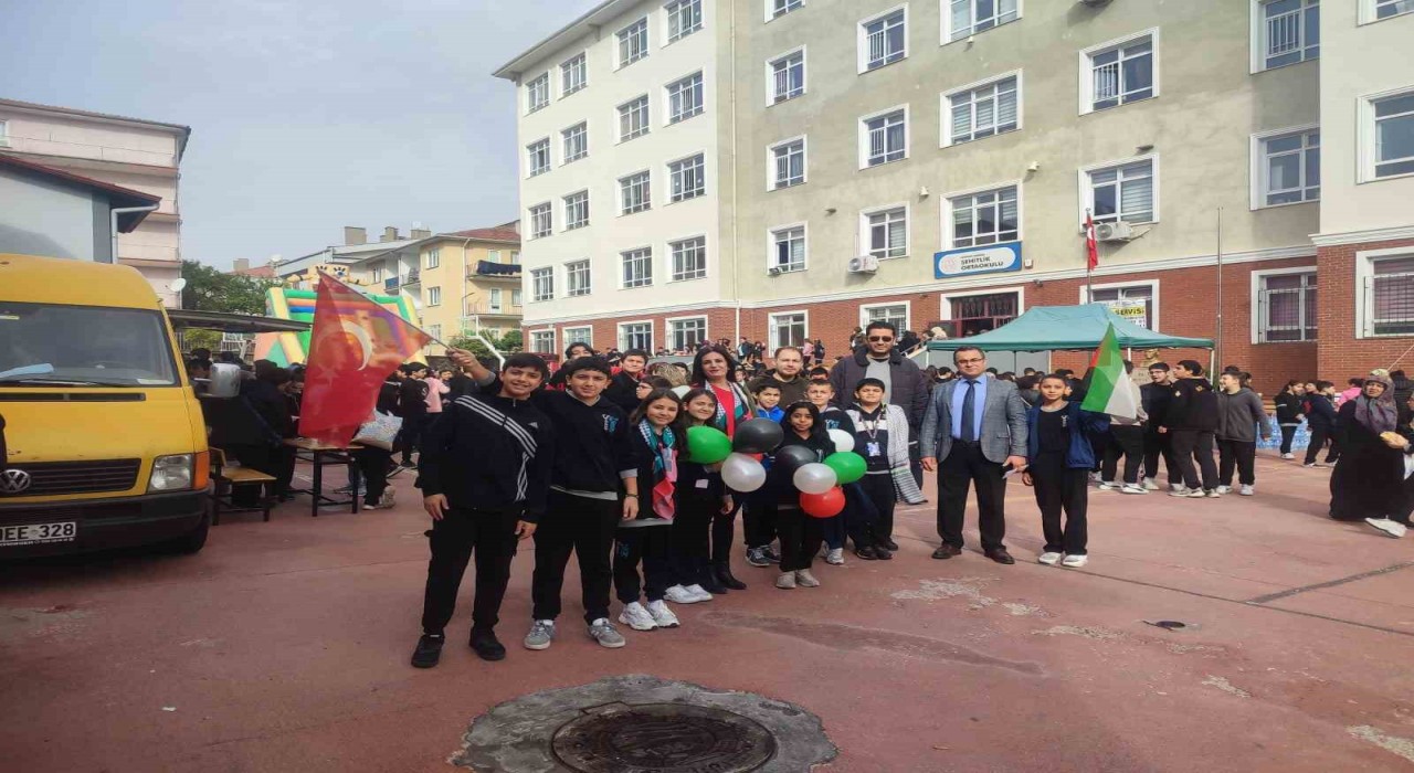 Şehitlik Ortaokulunda Bir Okul, Bin Umut Gazze yardım sergisi büyük ilgi gördü