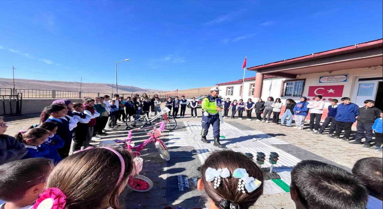 Selimde öğrencilere trafik eğitimi