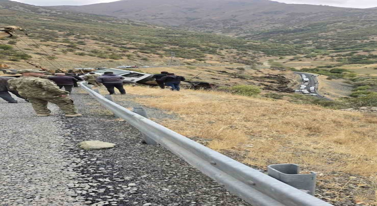 Şemdinlide uçuruma düşen kamyonu askeri vinç kurtardı