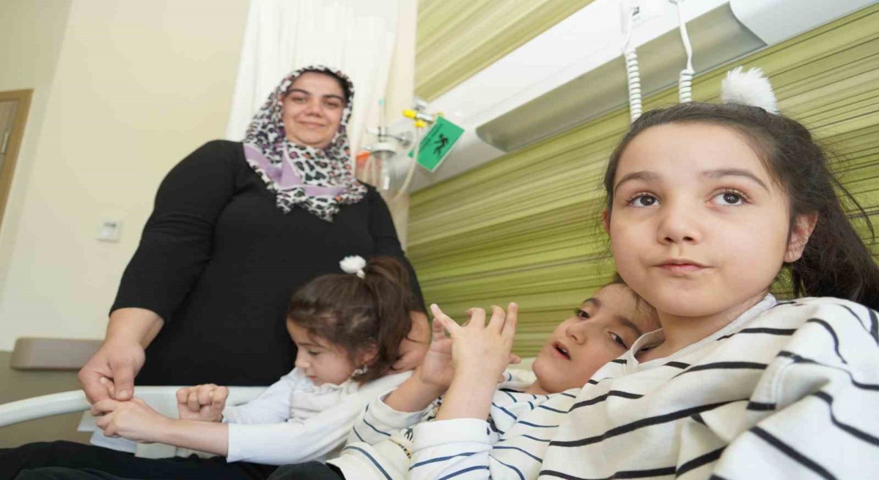 Serebral palsi hastası üçüzler annelerinin şefkatiyle iyileşiyor