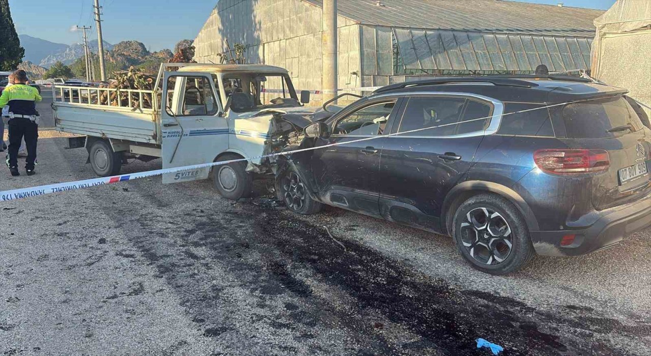 Serikte otomobil ile kamyonet çarpıştı: 3 yaralı