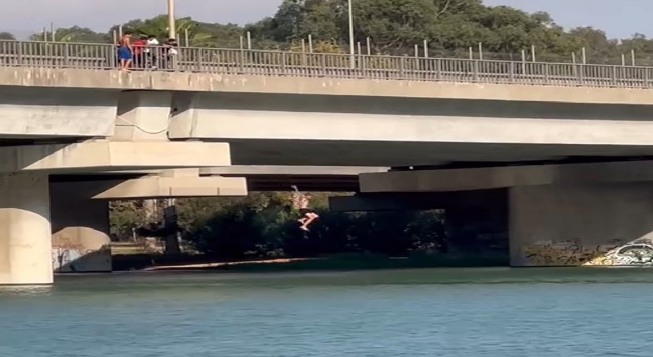 Serinlemek için metrelerce yükseklikten nehre atladılar