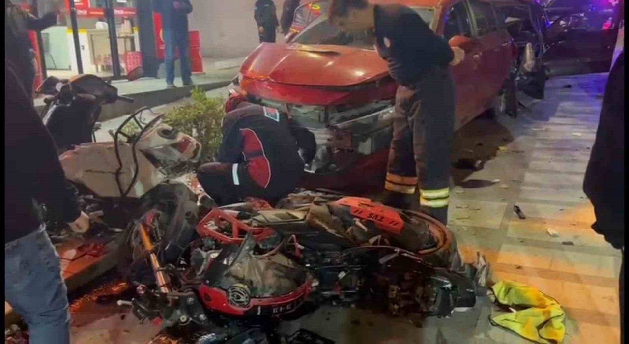 Şerit ihlali 7 aracı birbirine kattı: 2 yaralı