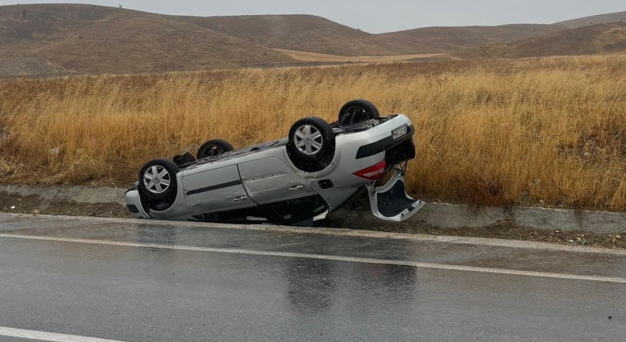 Seyir halinde kontrolden çıkan otomobil takla attı
