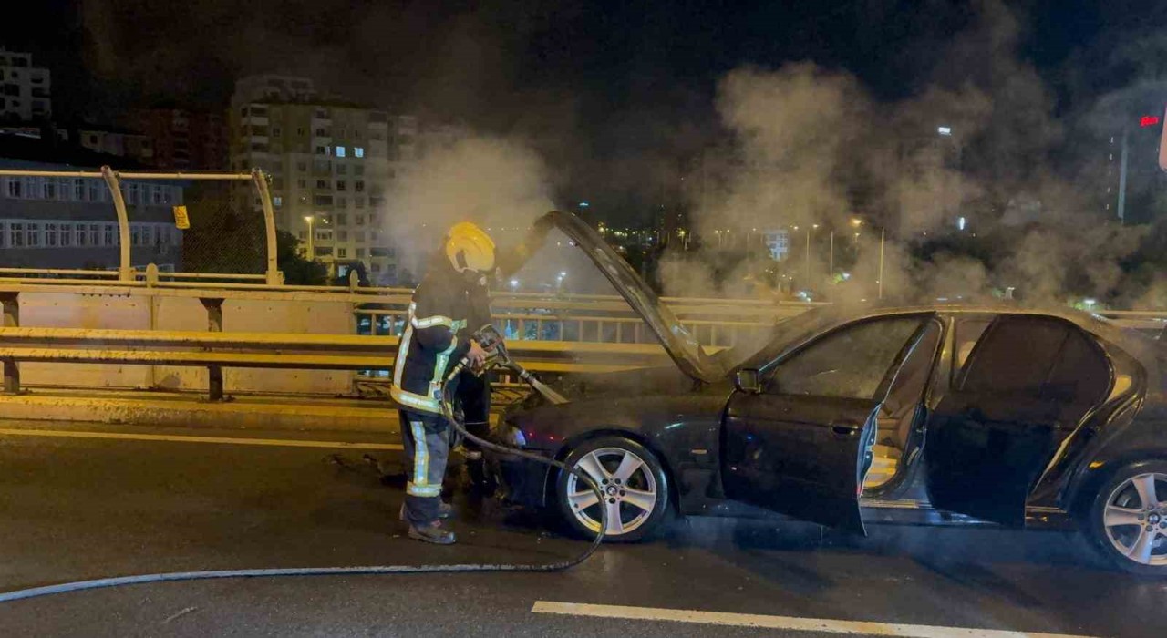 Seyir halindeki otomobil alev aldı