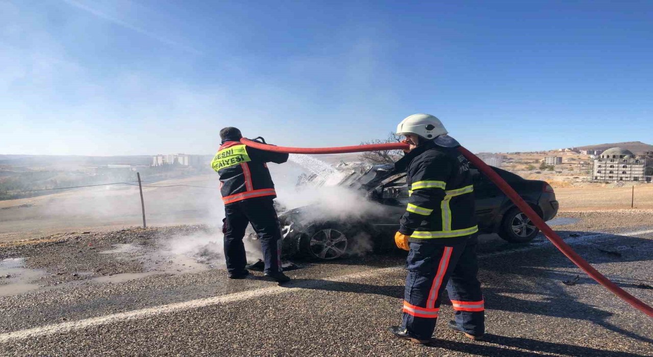 Seyir halindeki otomobil yandı