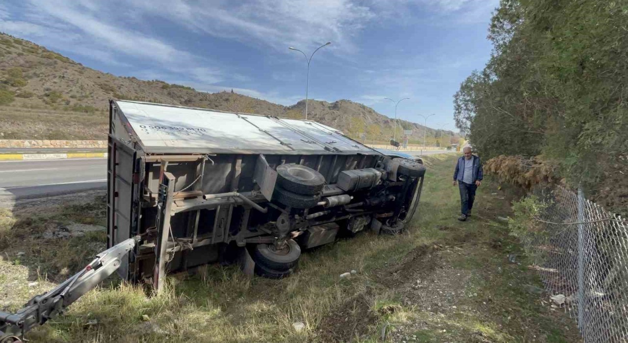 Seyir halindeyken direksiyonu kitlenen kamyon şarampole devrildi