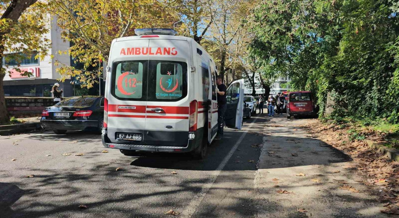 Seyir halindeyken önündeki araca çarpan sürücü yaralandı
