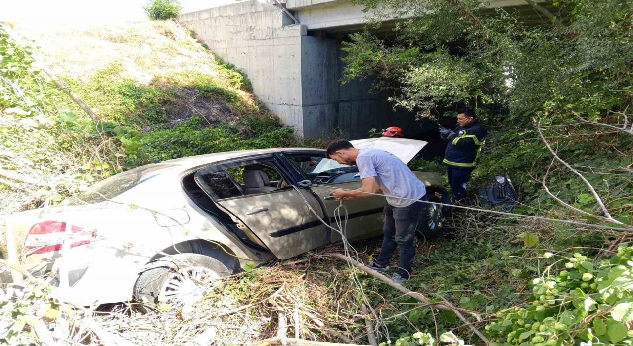 Seyir halindeyken tekerleği çıkan araç şarampole uçtu: 1i ağır 2 yaralı