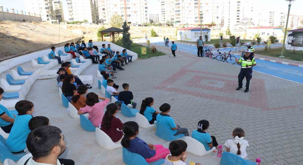 Siirtte çocuklar trafik kurallarını eğlenerek öğreniyor