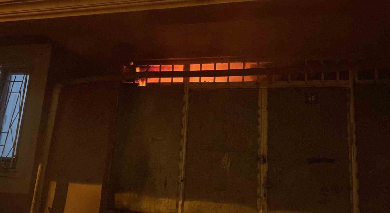 Siirtte gıda malzemelerinin bulunduğu depo küle döndü