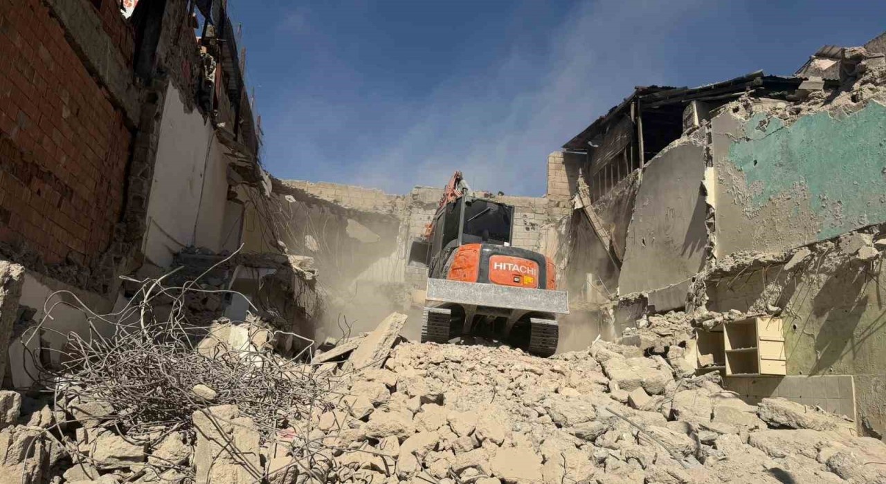 Siirtte metruk bina kontrollü şekilde yıkıldı