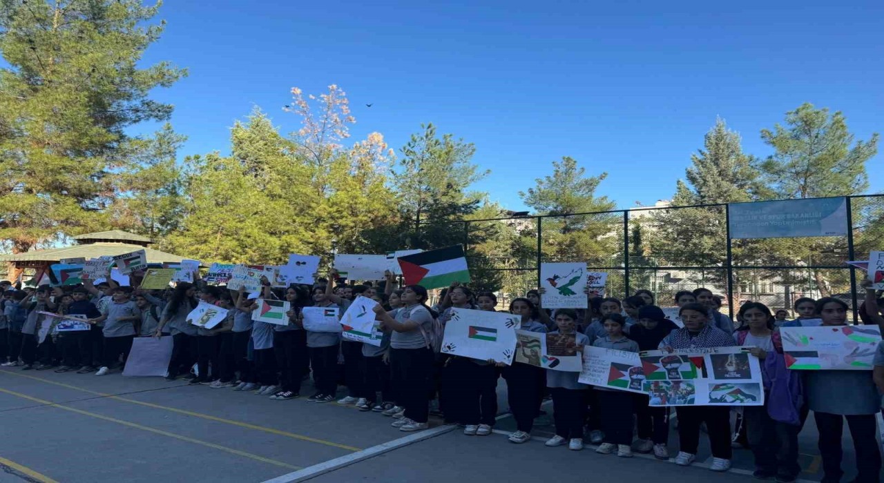 Siirtte ortaokul öğrencilerinden Gazzeye destek etkinliği