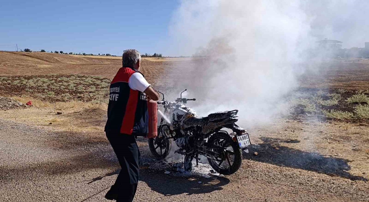 Siirtte seyir halindeki motosiklet alev aldı