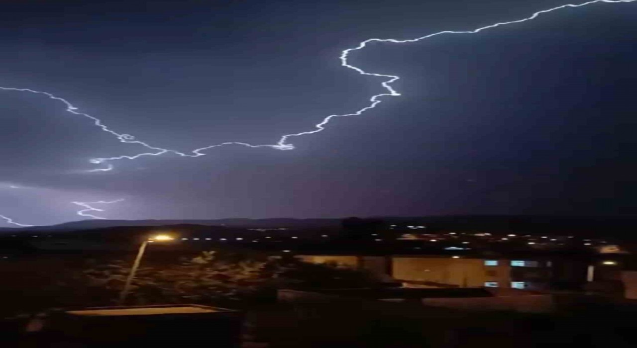Siirtte şimşekler geceyi gündüze çevirdi