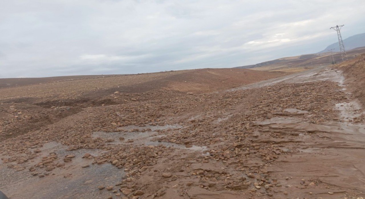 Siirtte yağışla birlikte oluşan heyelan yola böyle aktı