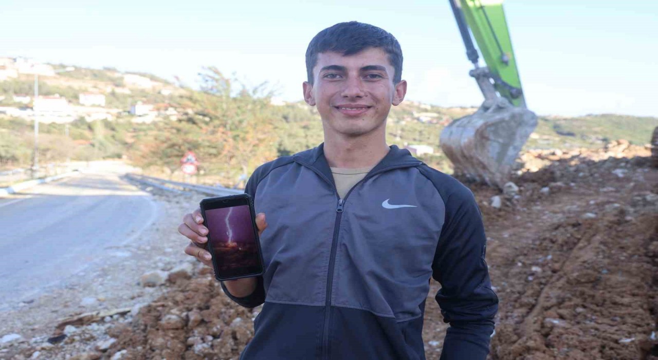 Şimşekleri görüntülemek isterken, yakın noktaya isabet eden yıldırımla deprem oldu sandı