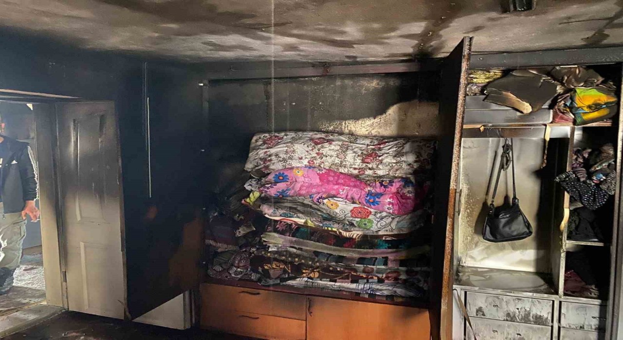 Sındırgıda çıkan yangında evin büyük bölümü kullanılmaz hale geldi