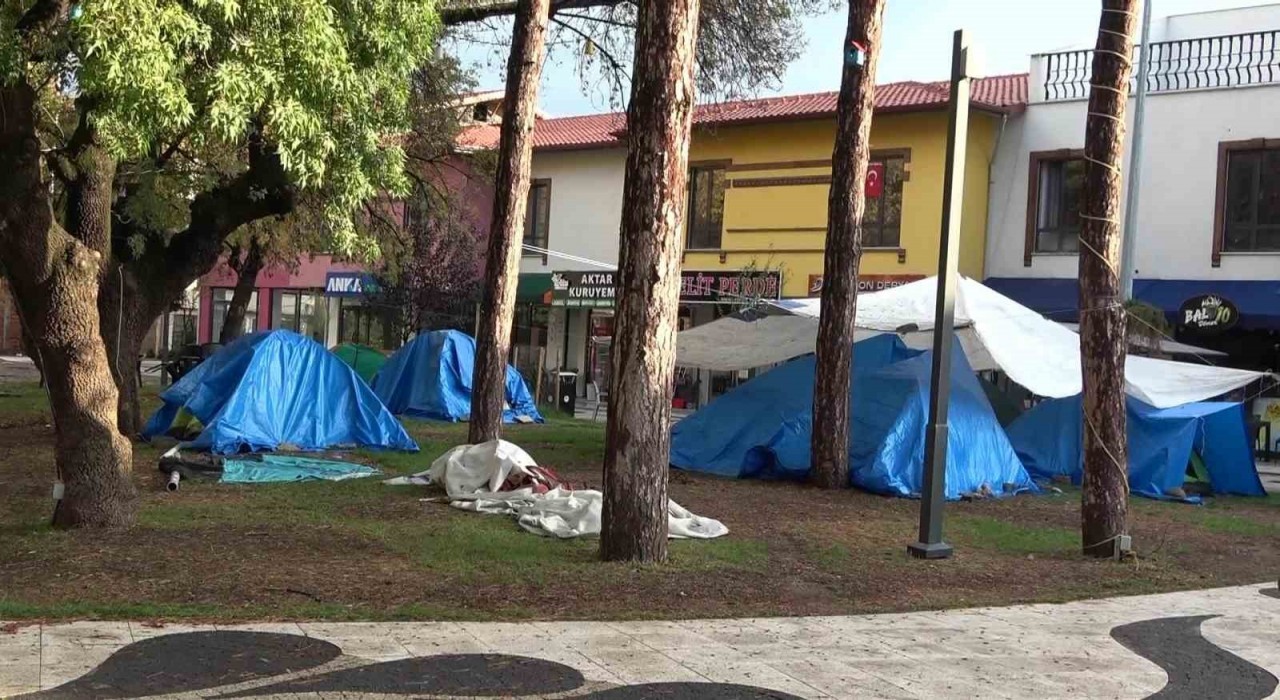 Sındırgıda depremin ardından halk geceyi sokakta ve çadırlarda geçirdi