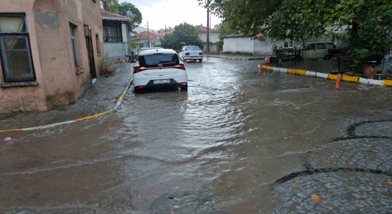 Sındırgıda sağanak yağış hayatı olumsuz etkiledi