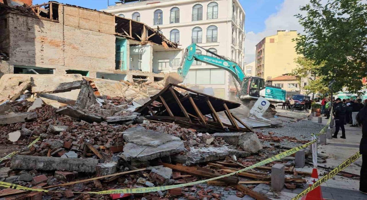 Sındırgıda yıkılan binaların enkazı kaldırılıyor