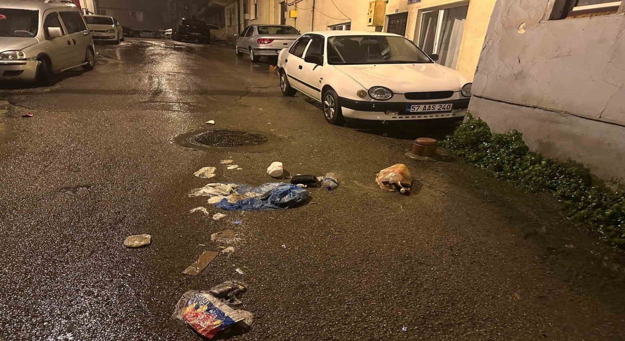 Sinopta sokağa bırakılan çöpler tepki çekti