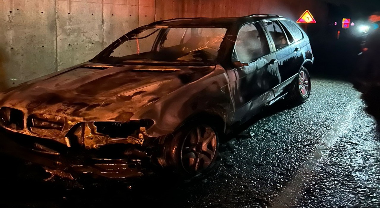 Sinopta yabancı plakalı araç küle döndü