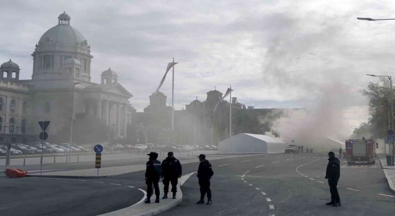 Sırbistan parlamentosu önünde silahlı saldırı