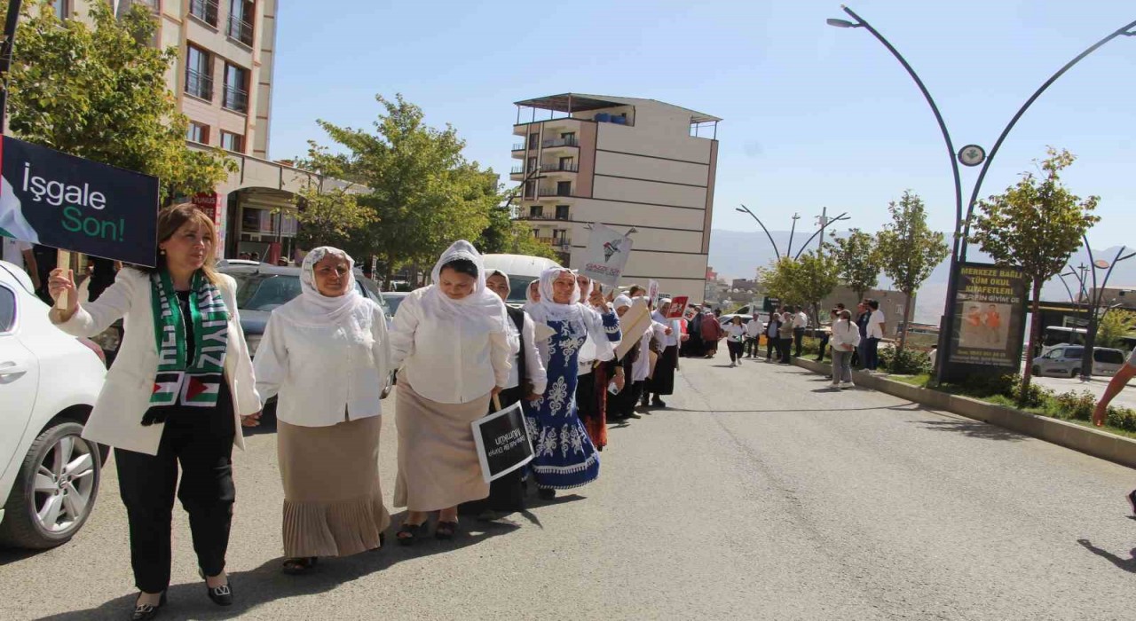 Şırnaklı kadınlardan Filistin için Sessiz Çığlık yürüyüşü