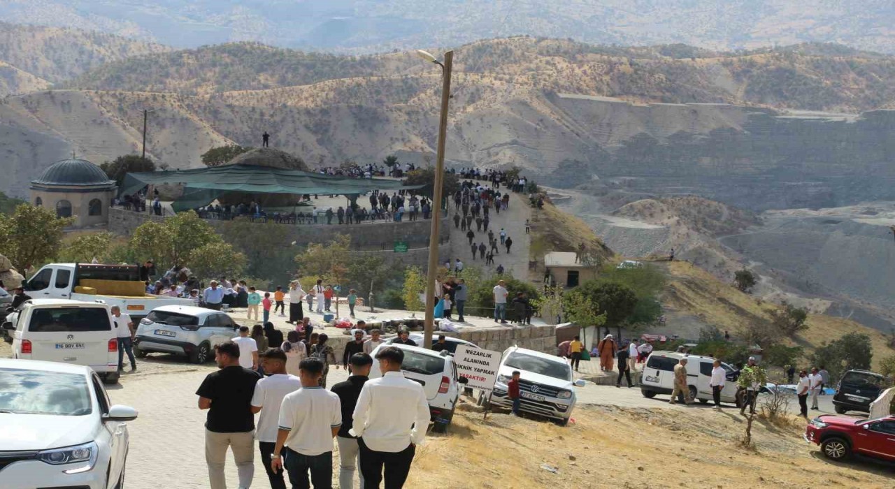 Şırnakta 325 yıllık mezarlık ziyareti geleneği 13 bin kişinin katılımıyla gerçekleştirildi