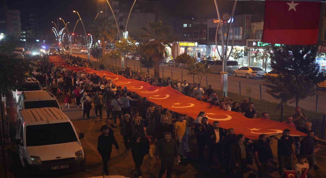 Şırnakta Cumhuriyet Bayramı coşkusu: 300 metrelik Türk bayrağıyla yürüyüş, Kürtçe şarkılarla kutlama