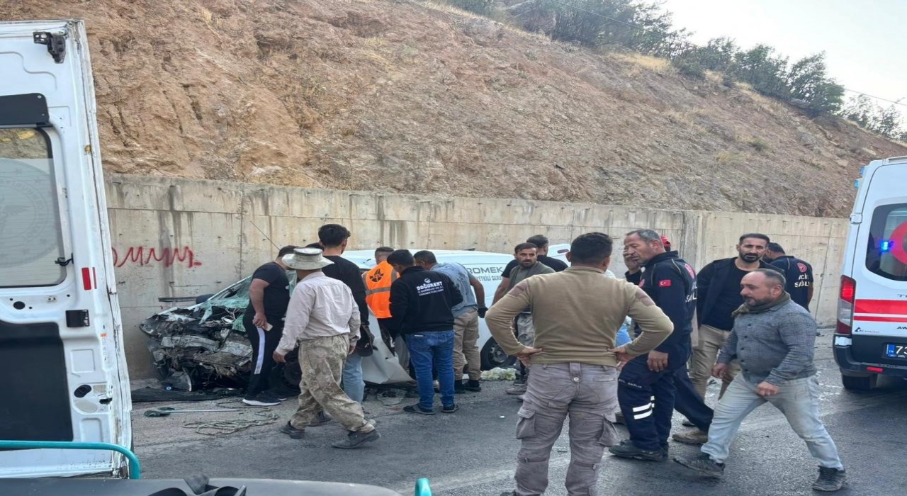 Şırnakta yolcu minibüsü ile hafif ticari araç çarpıştı: 2si ağır 14 yaralı