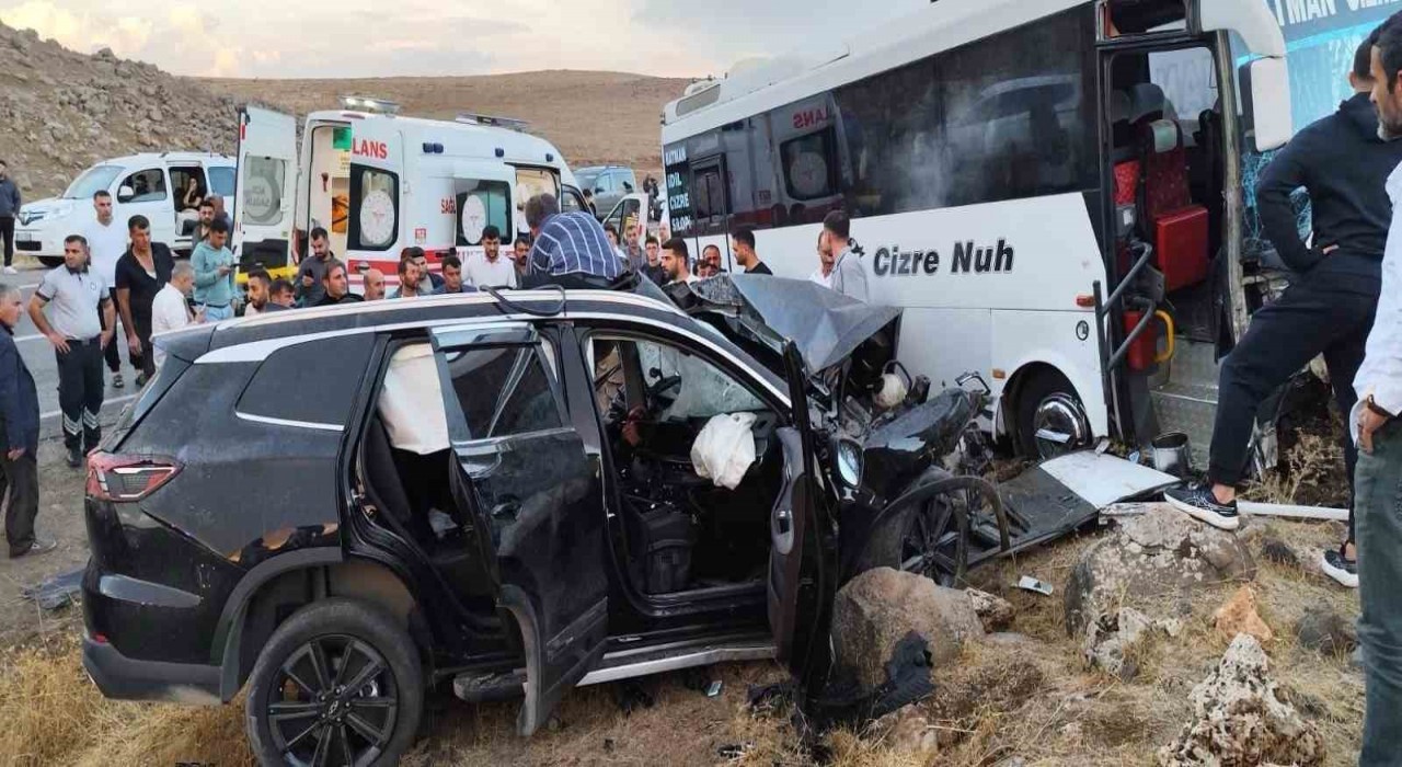 Şırnakta yolcu otobüsü ile otomobil çarpıştı: 1i ağır 4 yaralı