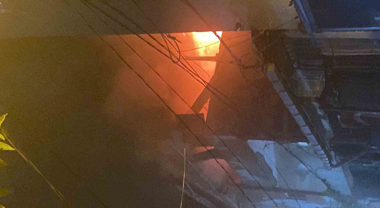 Şişlide çatı katında çıkan yangın korkuttu