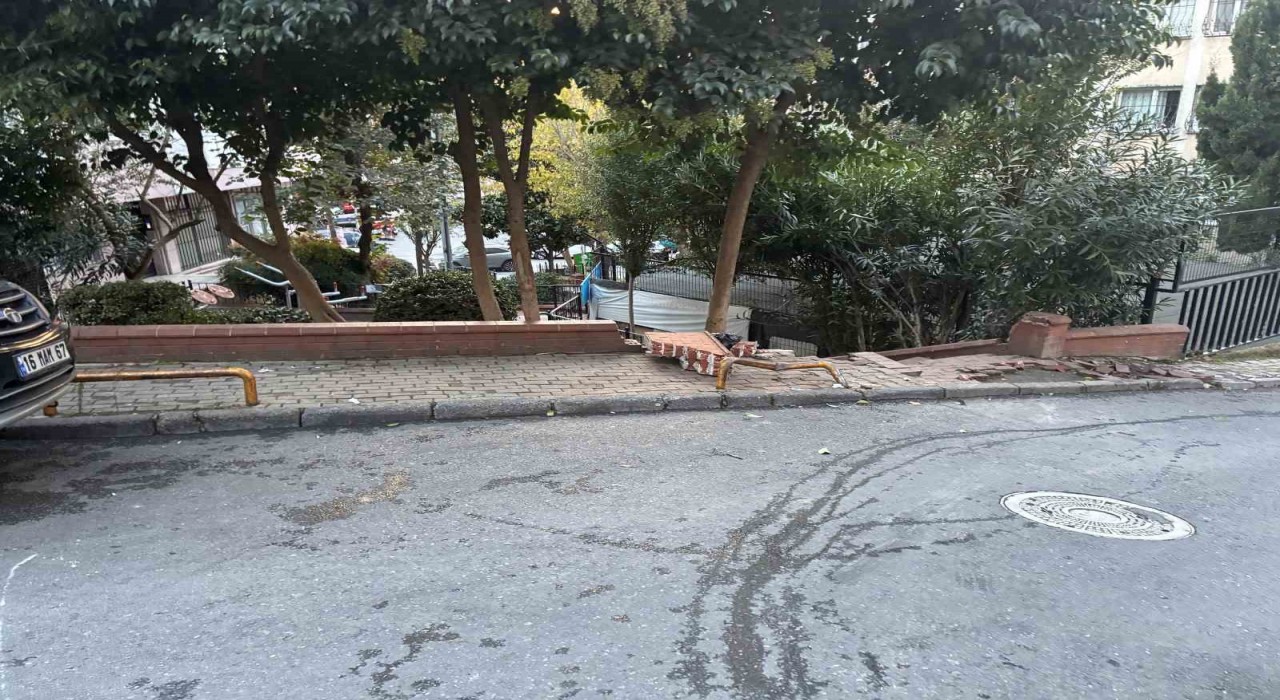 Şişlide kontrolden çıkan otomobil duvara çarptı