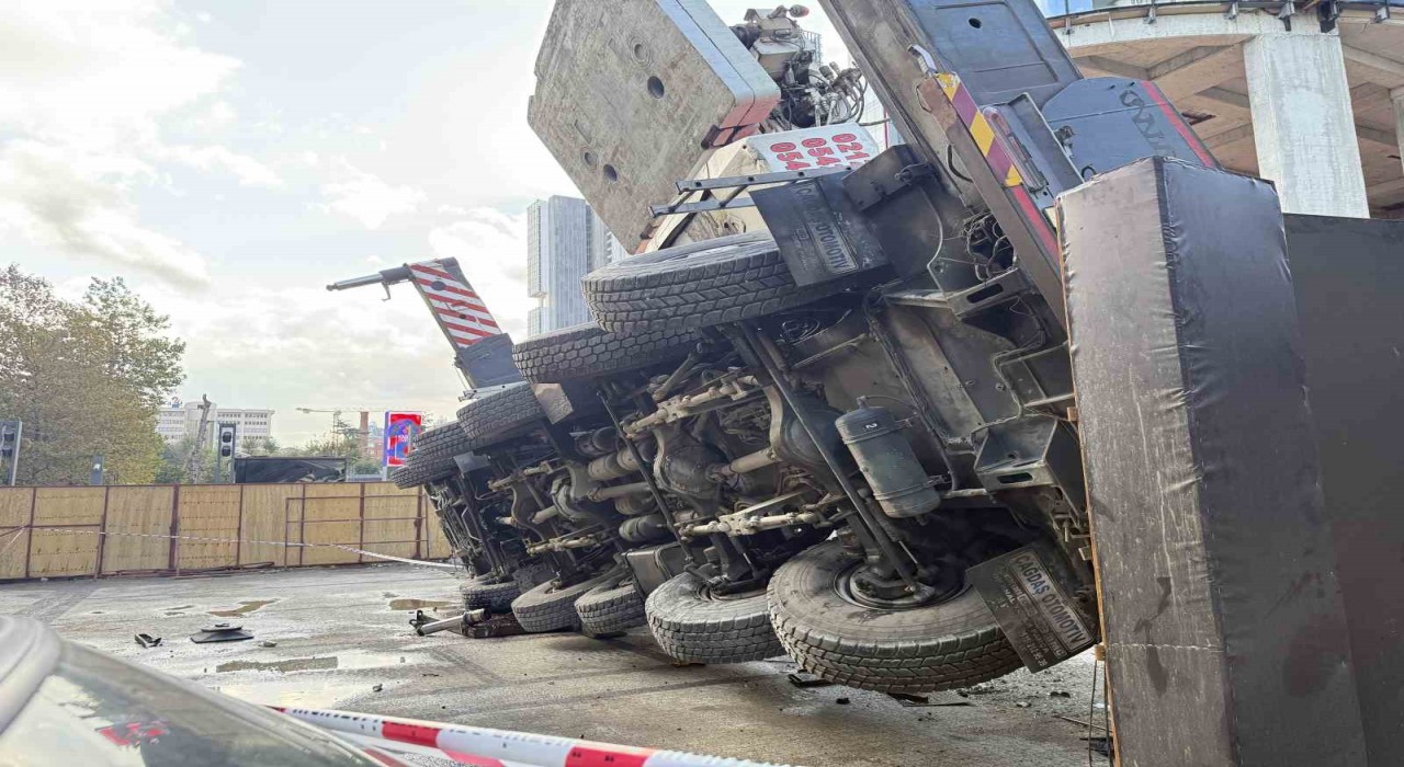 Şişlide rezidans inşaatındaki vinç devrildi