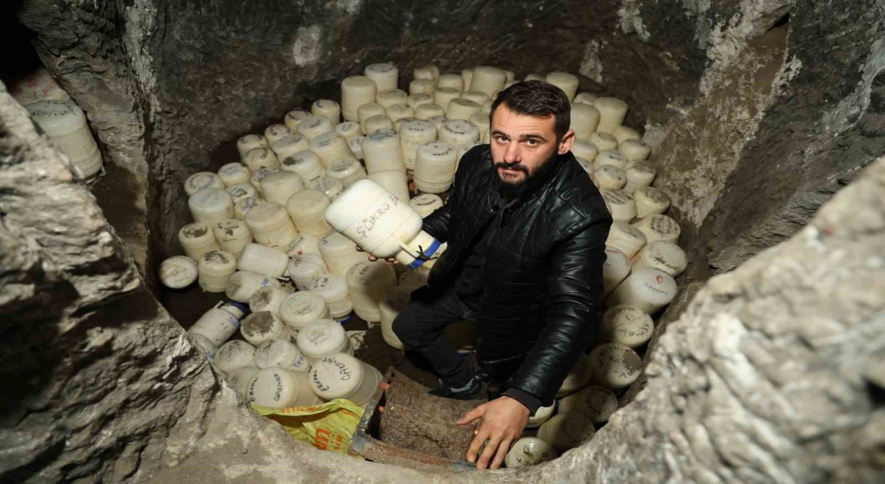 Sivasta 2 bin yıllık peynir oteli yüzlerce bidon barındırıyor