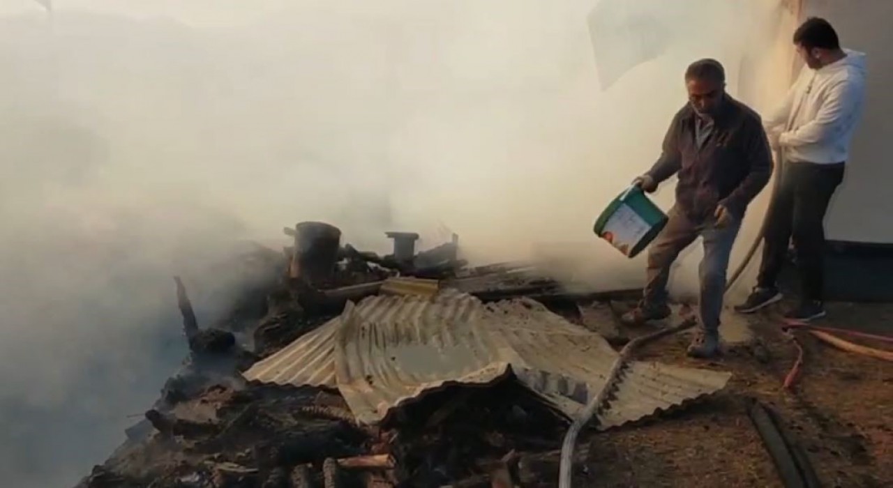 Sivasta 2 ev ve 2 samanlık küle döndü