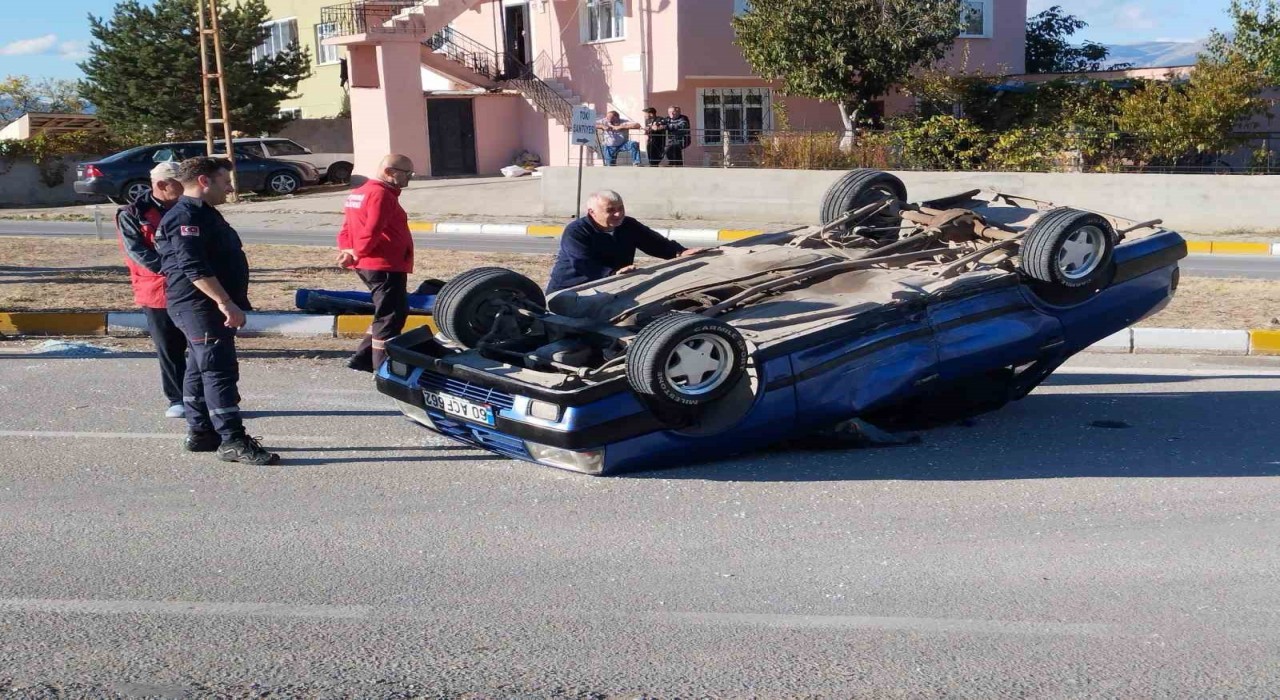 Sivasta devrilen araçta yaralanan olmadı