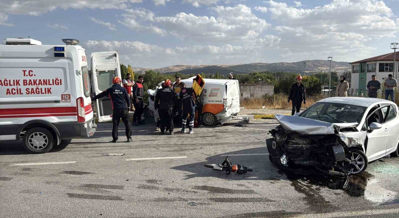 Sivasta feci kaza: 1 ölü, 2si çocuk 4 yaralı