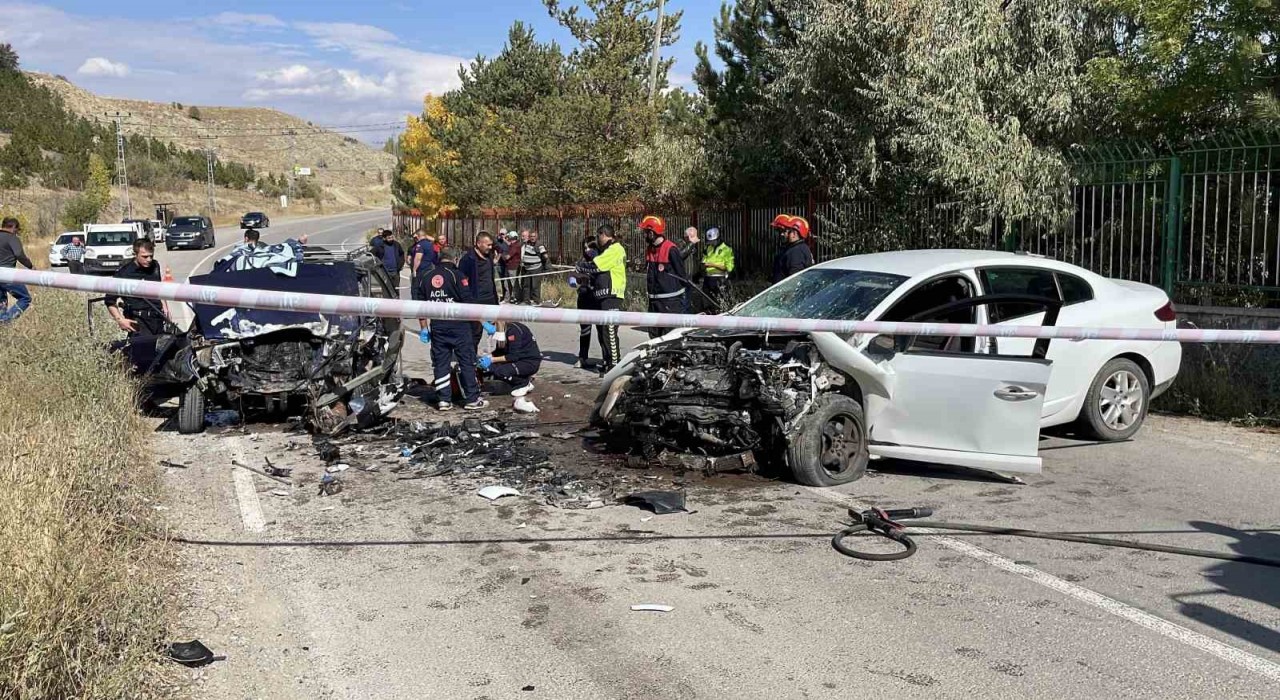 Sivasta iki otomobil çarpıştı: 1 ölü, 1 yaralı