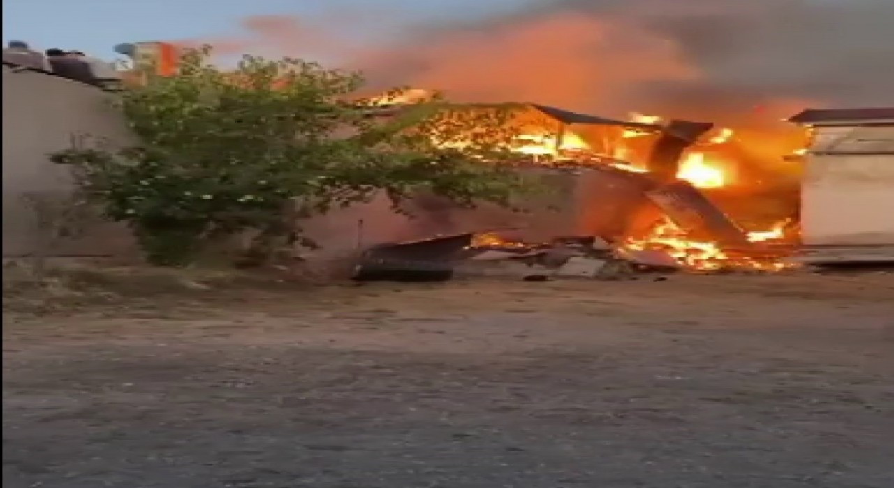 Sivasta korkutan yangın: 2 ev, 1 ahır ve samanlık zarar gördü