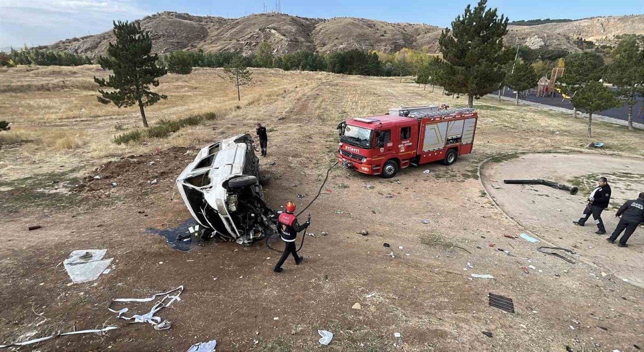 Sivasta minibüs istinat duvarından aşağı devrildi: 4 yaralı