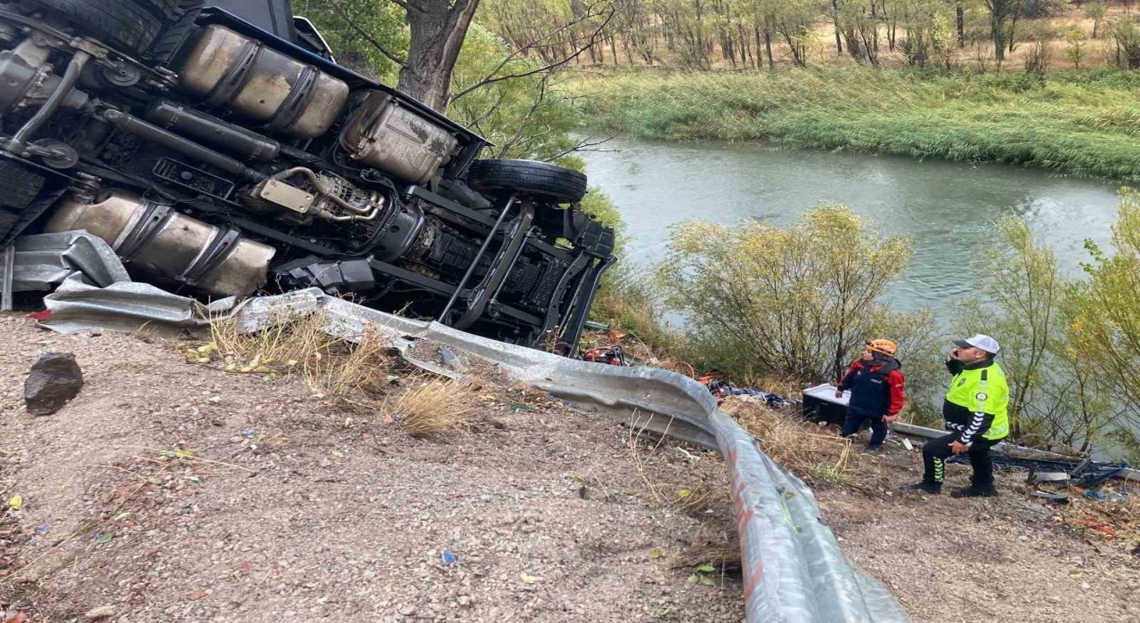 Sivasta sebze yüklü tır devrildi: Sürücü 2 saatlik çalışmayla kurtarıldı