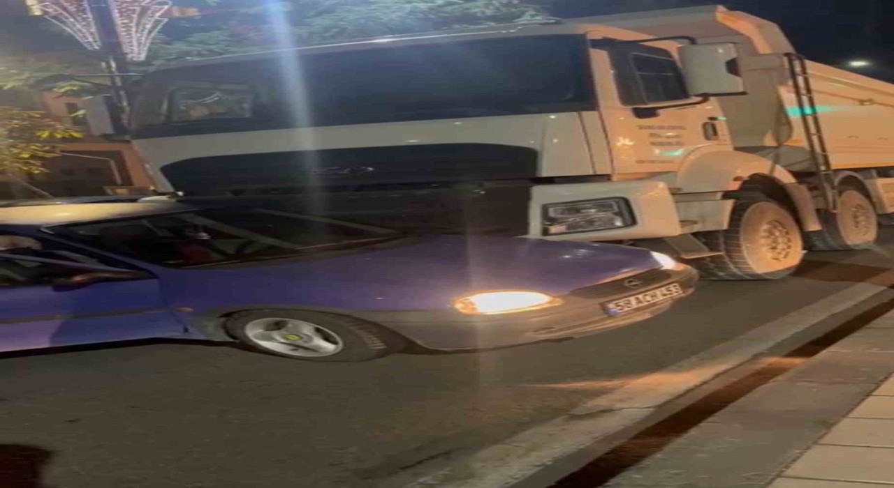 Sivasta seyir halindeki kamyon otomobile çarptı