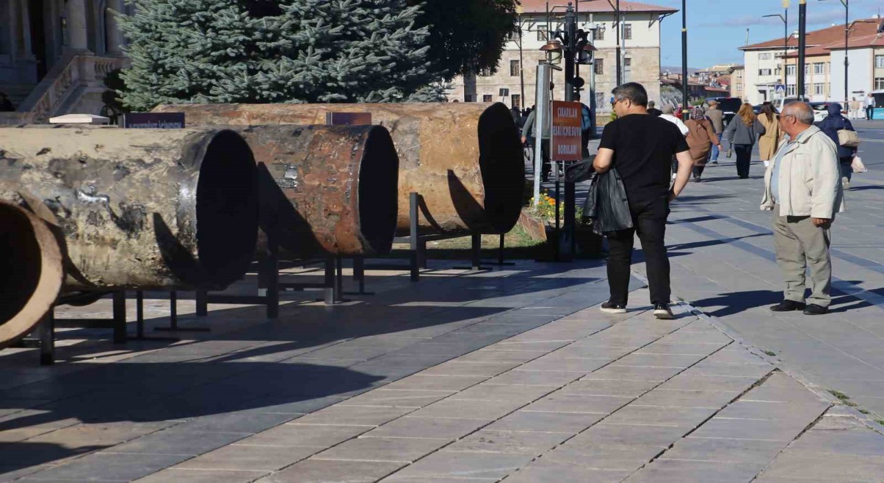 Sivasta yer altından çıkarılan borular kent meydanında sergileniyor