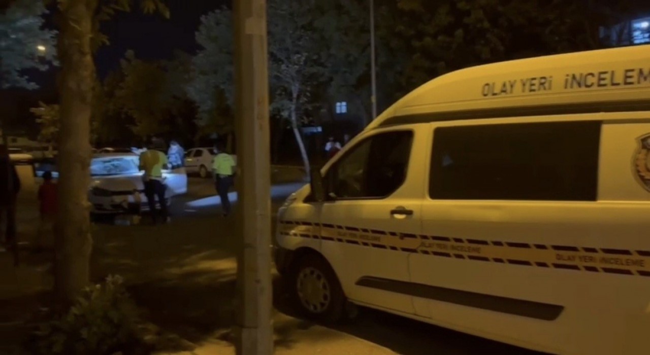 Siverekte anne ve kızına araç çarptı