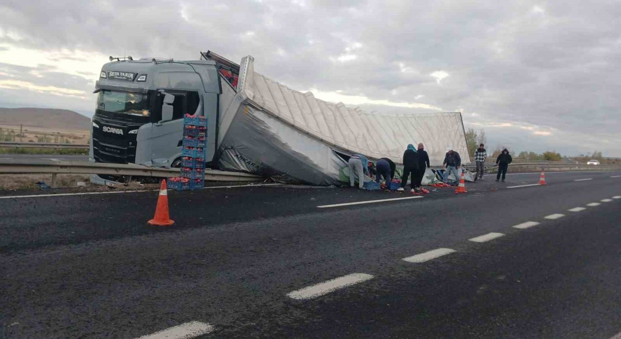 Sivrihisarda sebze yüklü tır devrildi