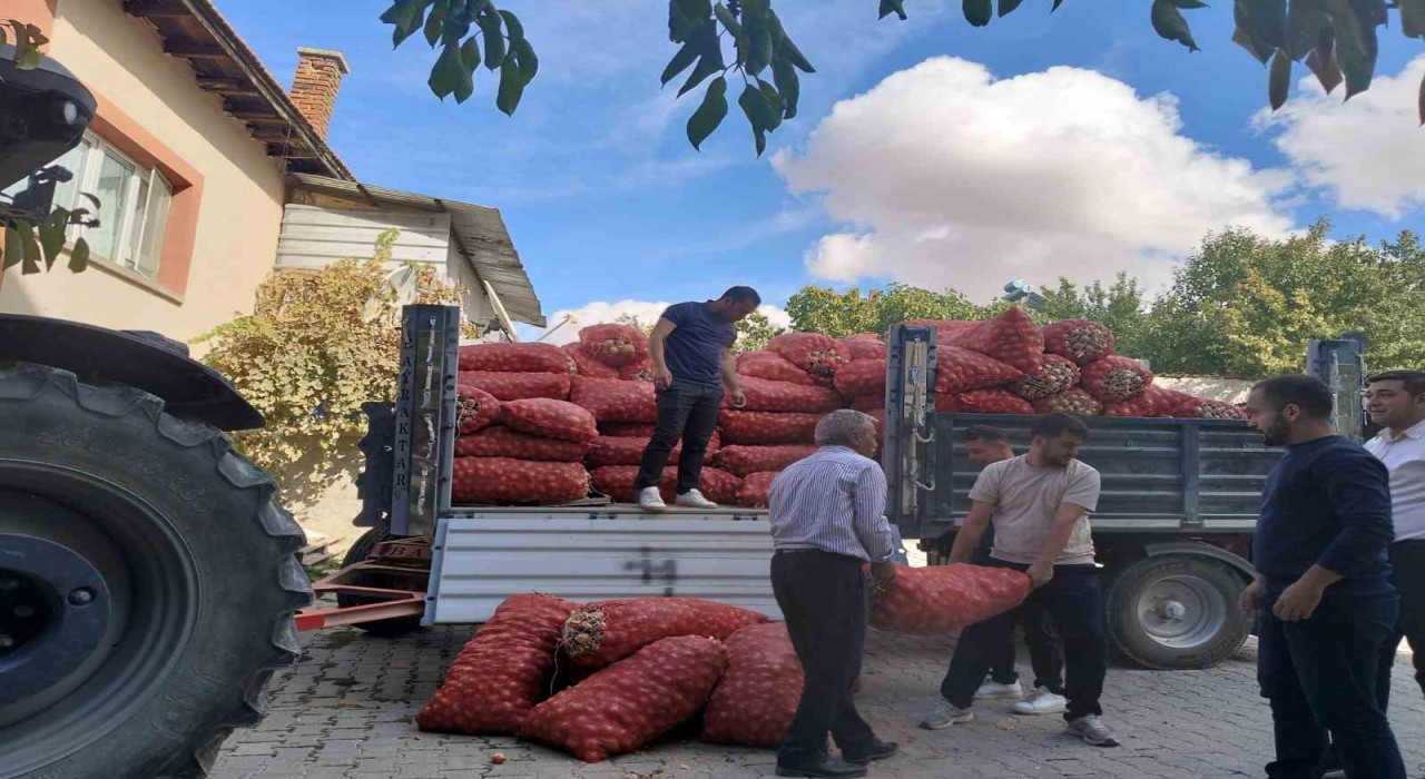 Sivrihisarlı çiftçiler öşürünü müftülüğe teslim etti